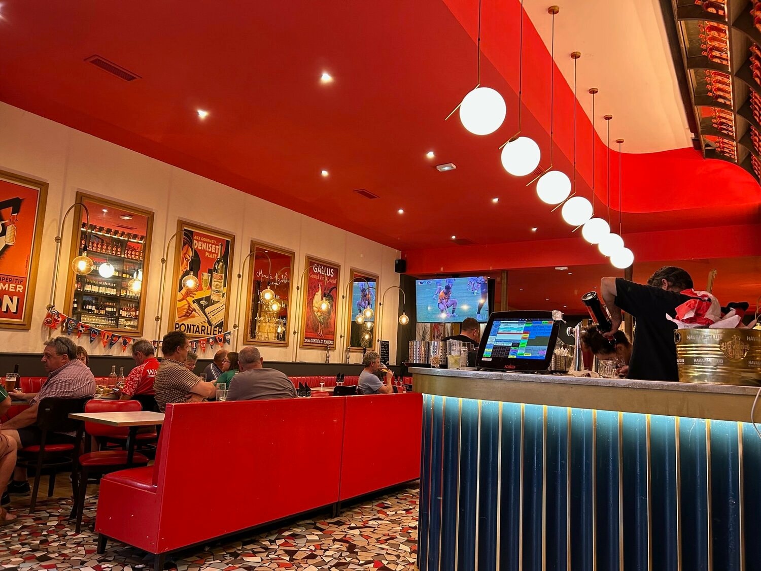 最終電車が来ないので、イングランド対アルゼンチン戦を見ながらビールを飲む