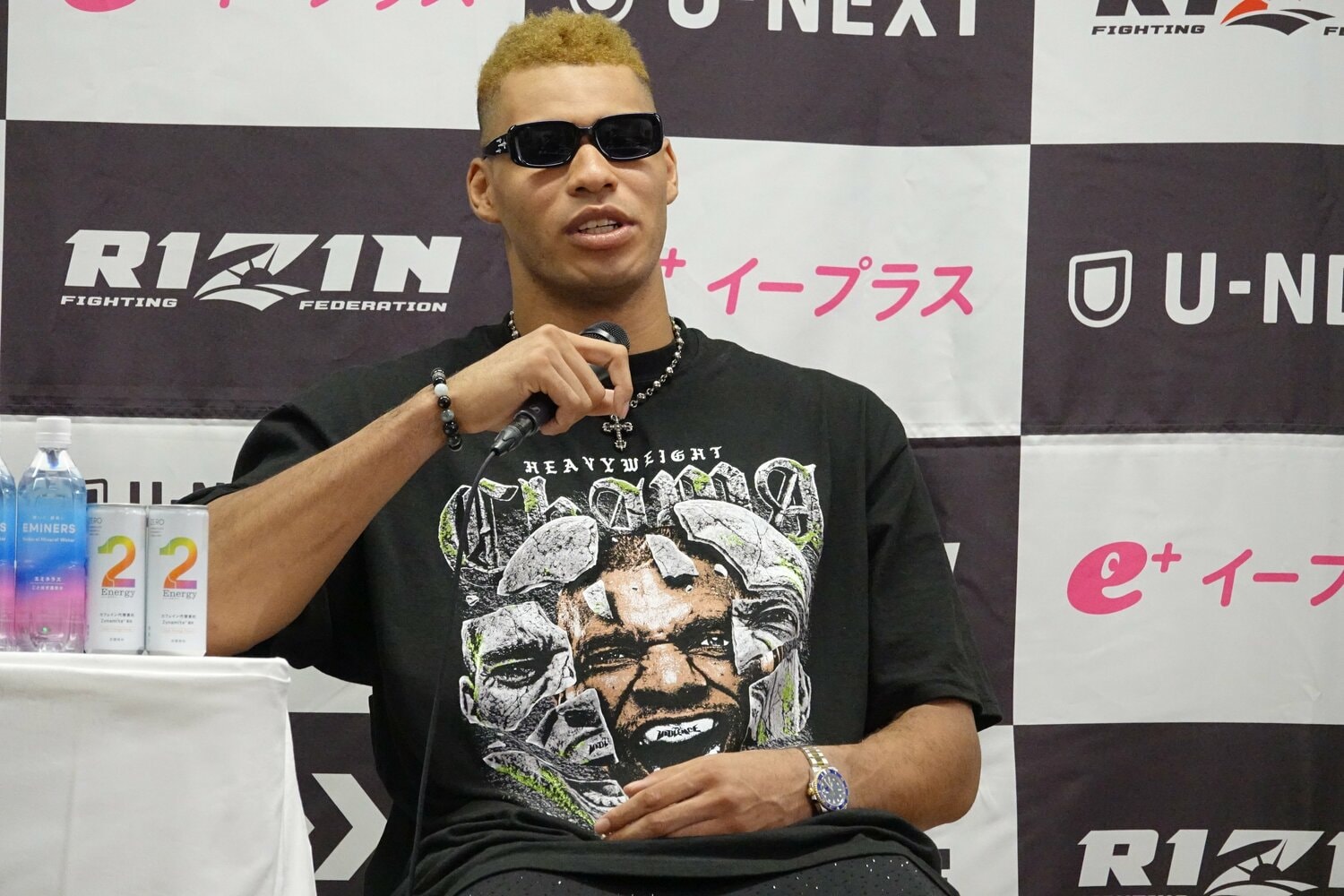 試合後インタビューで陽気なトークを披露するエドポロキング ©Koji Fuse