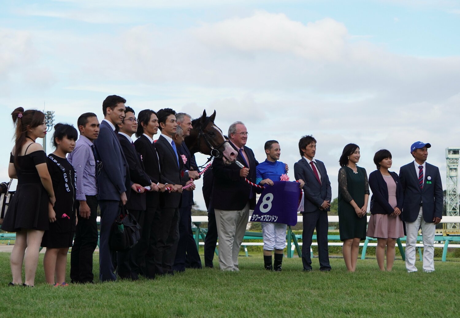 鞍を再装着しない記念撮影は、現在では多くの厩舎が取り入れている ©Satoshi Hiramatsu