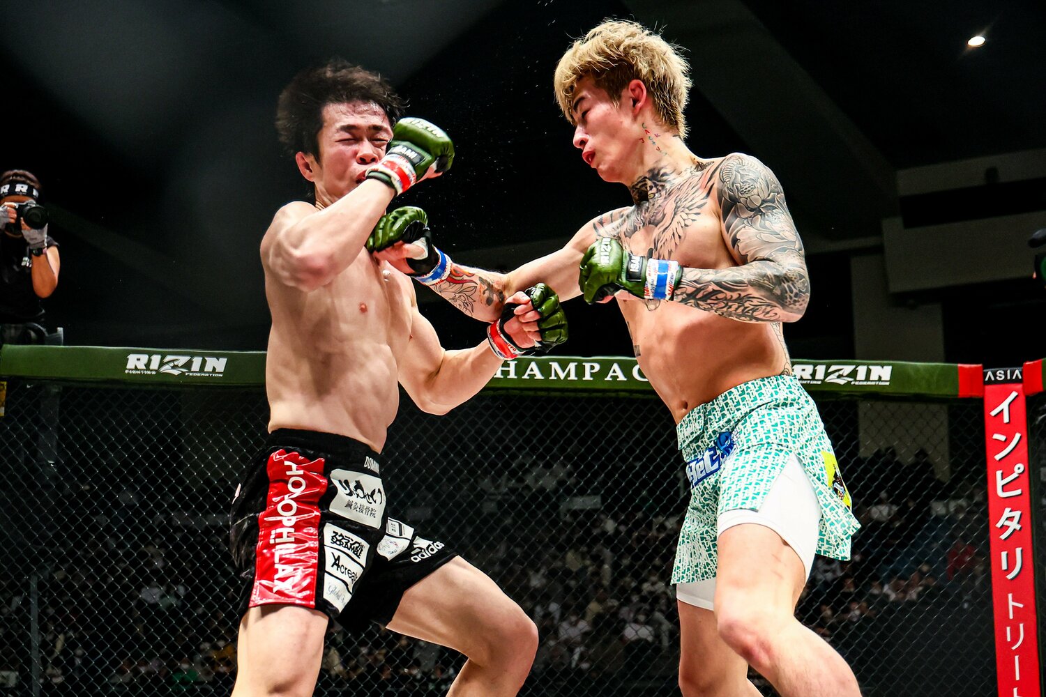 平本の右パンチが弥益の顔面をとらえる　©RIZIN FF Susumu Nagao