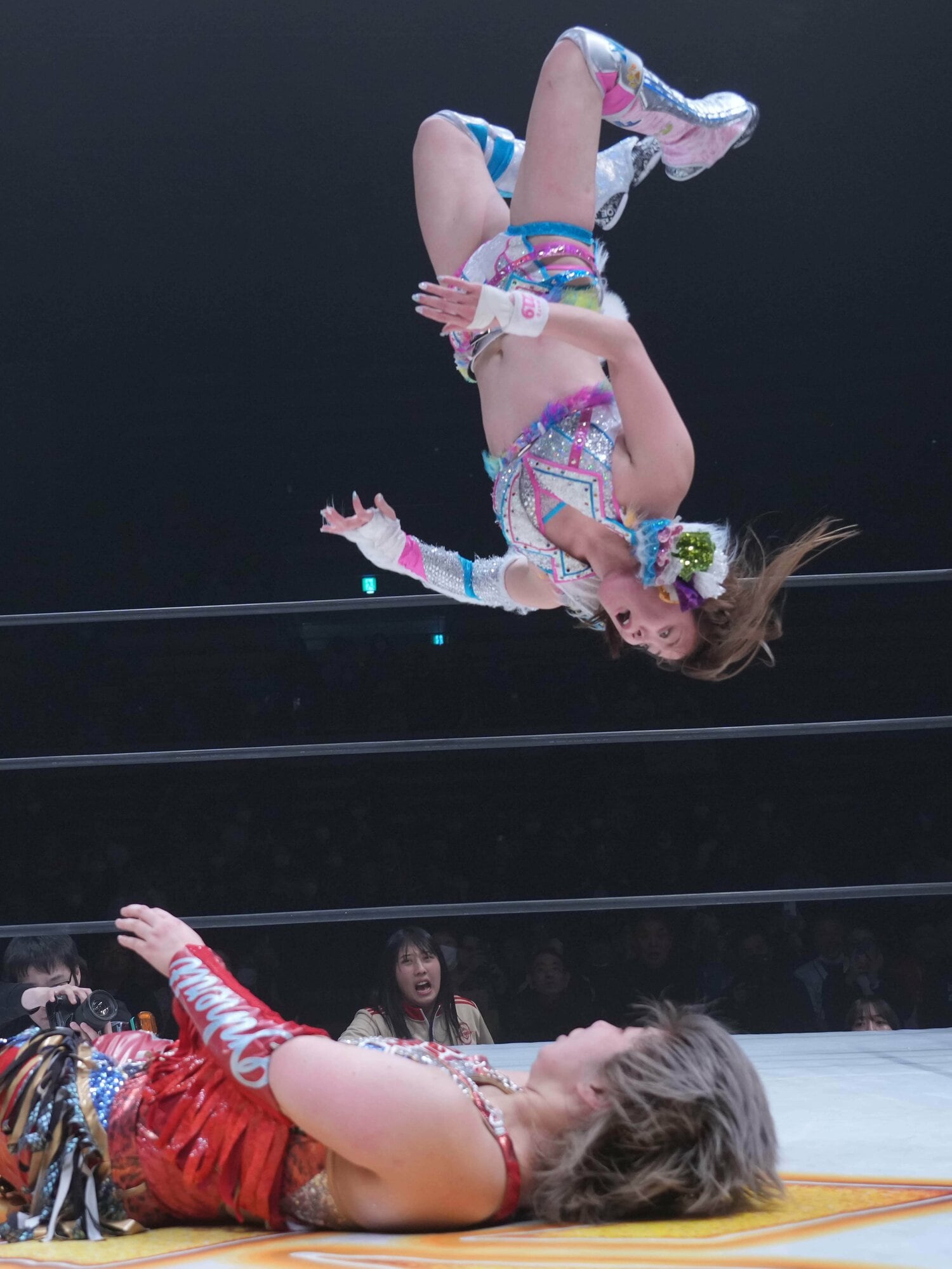 フィニッシュとなった岩谷麻優のムーンサルトプレス ©Essei Hara