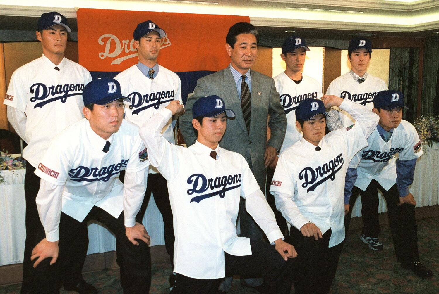 2000年12月、星野仙一監督を囲んで記念撮影に応じる中日ドラゴンズの新入団選手たち（前列左から岡本真也、中里篤史、洗平竜也、井本直樹。後列左から、辻田摂、山崎健太、土谷鉄平、中沢忠厚）　©︎JIJI PRESS