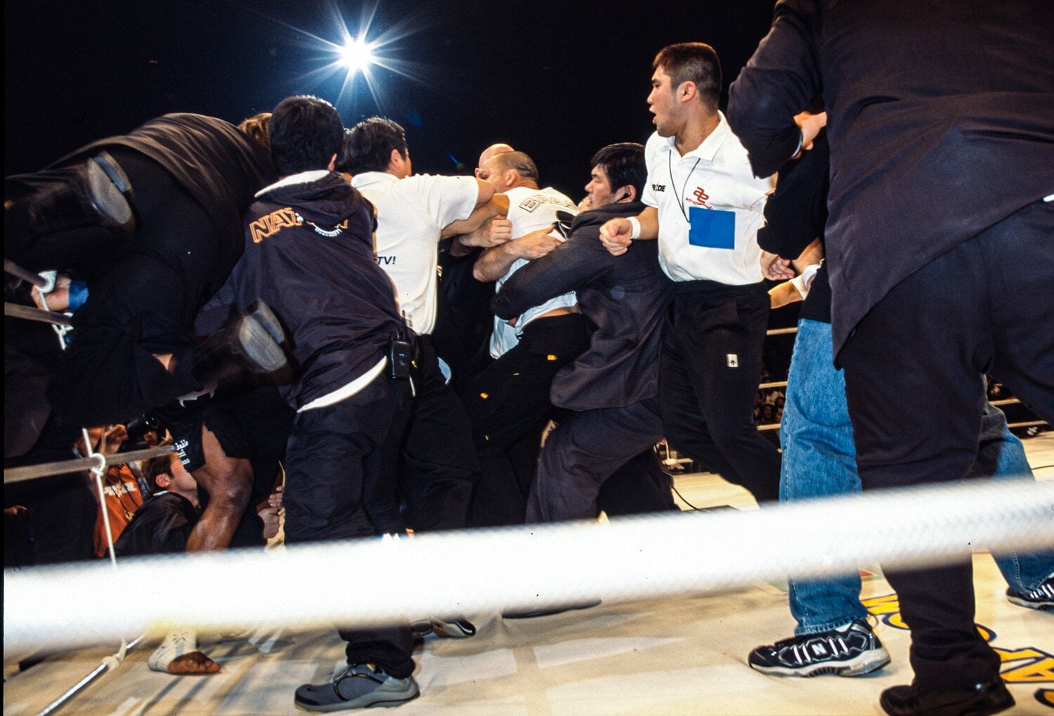 2003年3月、『PRIDE.25』でのシウバとジャクソンの大乱闘　©Susumu Nagao