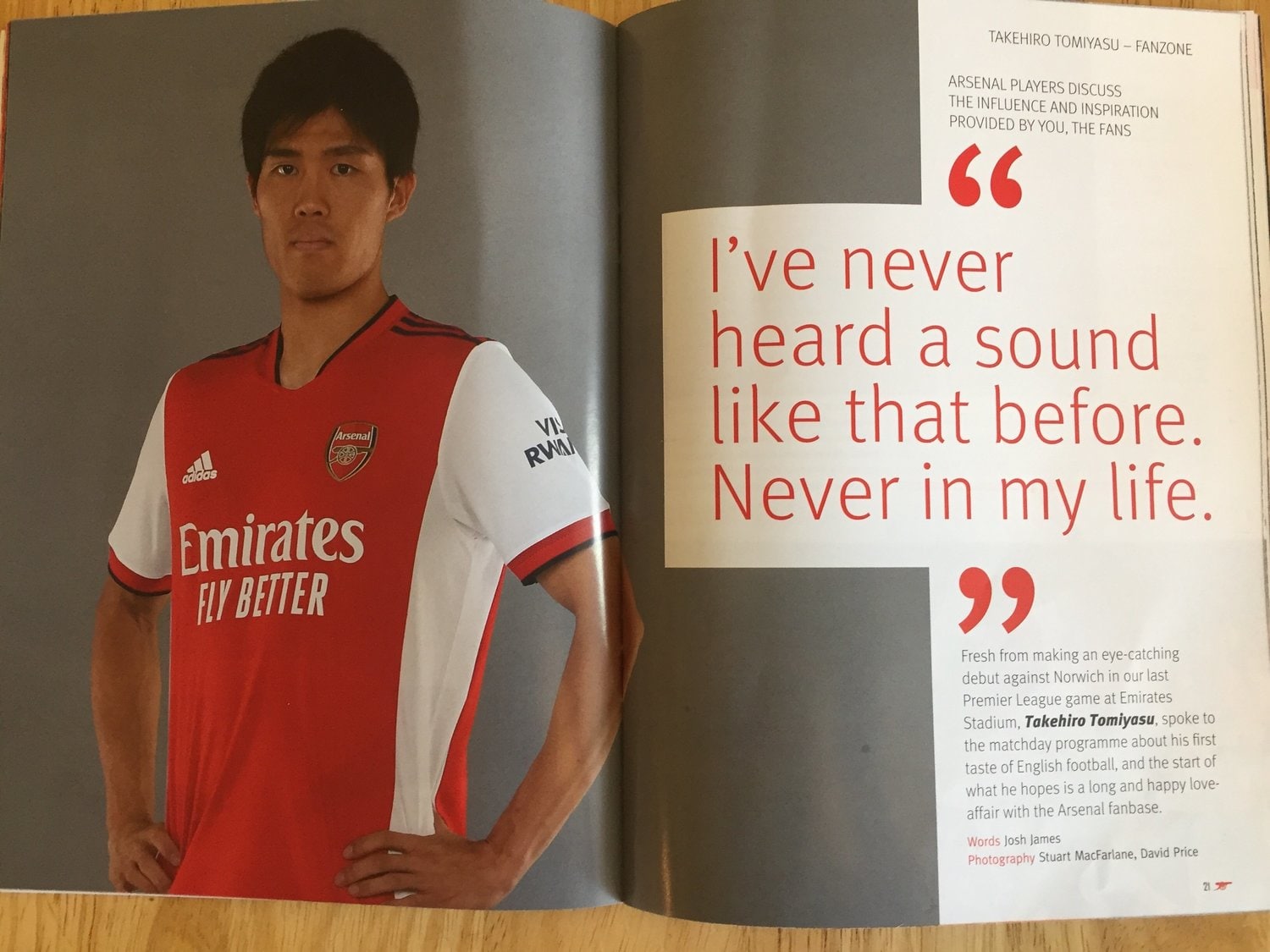 冨安がインタビューを受けた観戦プログラム ©Kosuke Tajima