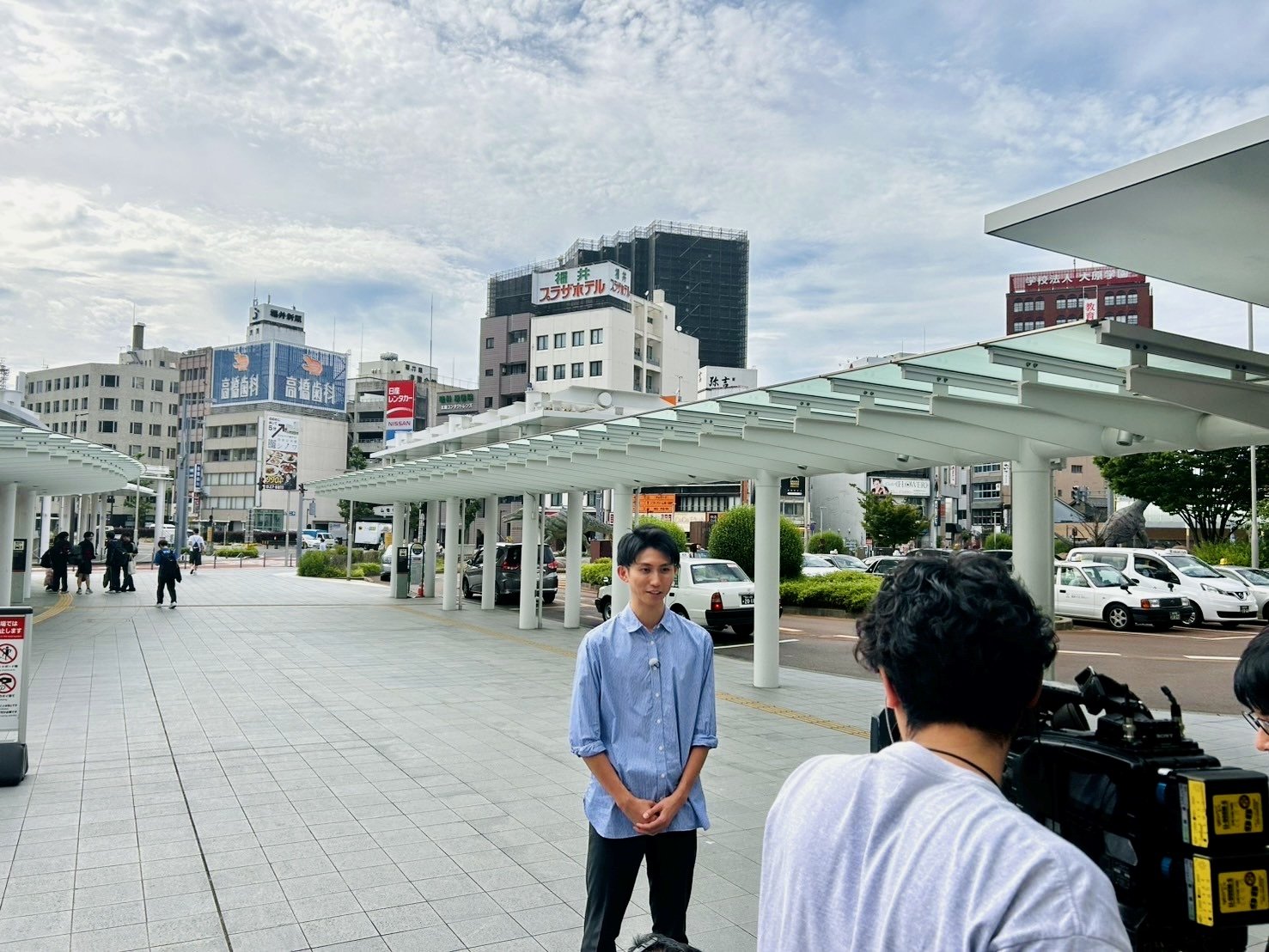 街頭でロケに出る田中さん　©FBC福井放送