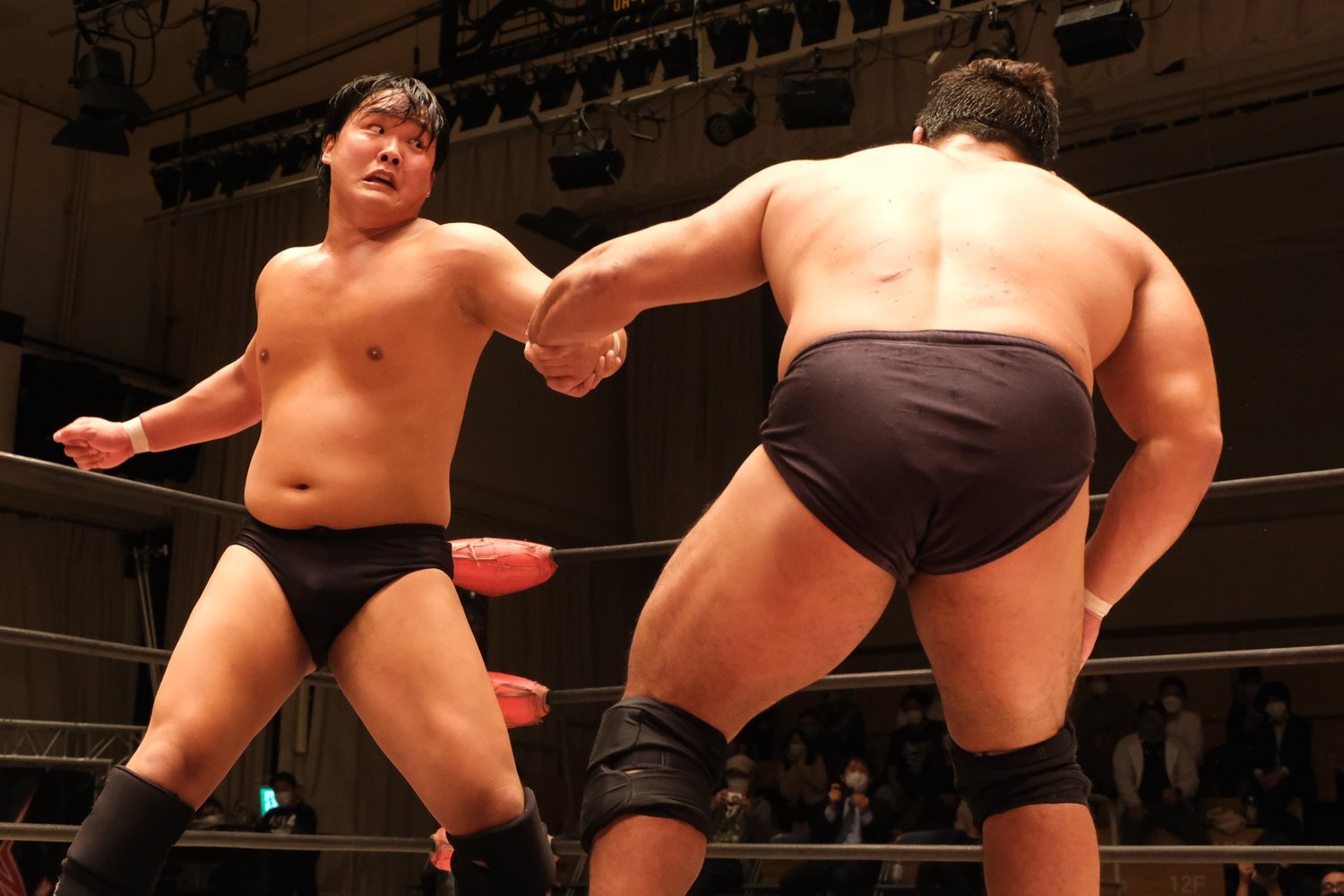 渾身の打撃を繰り出す野村(クリックすると「この記事の写真」にとびます。流血等の過激な写真を含みますのでご注意ください)