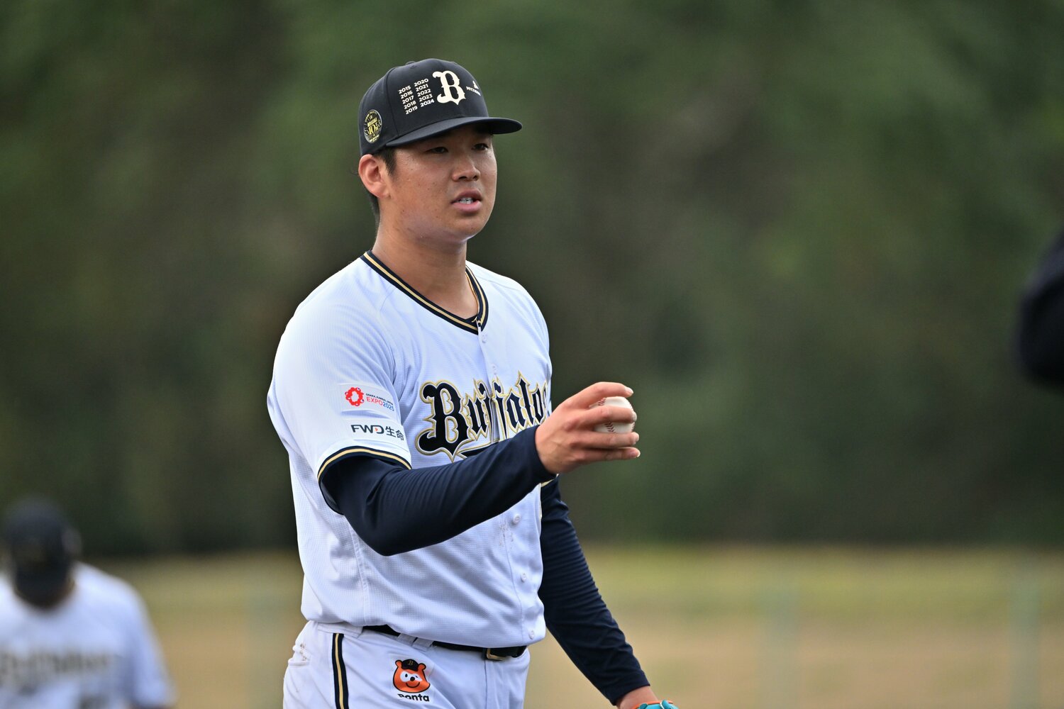 ストレッチやエクササイズなど、しっかりと時間をかけて投げるまでの準備を行う　©Hideki Sugiyama