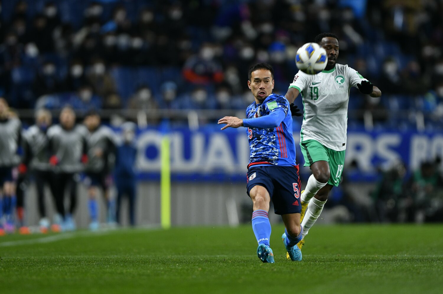 長友佑都は2月1日のサウジアラビア戦で気迫あふれるプレーを見せた　©Takuya Sugiyama/JMPA