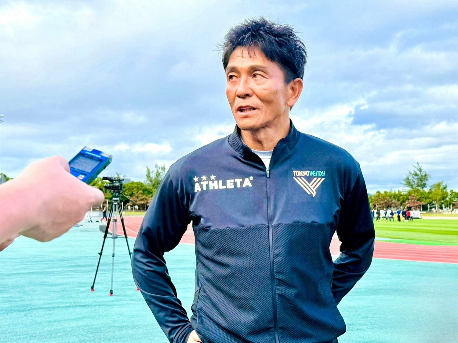 取材に応じる城福監督　©Atsushi Iio