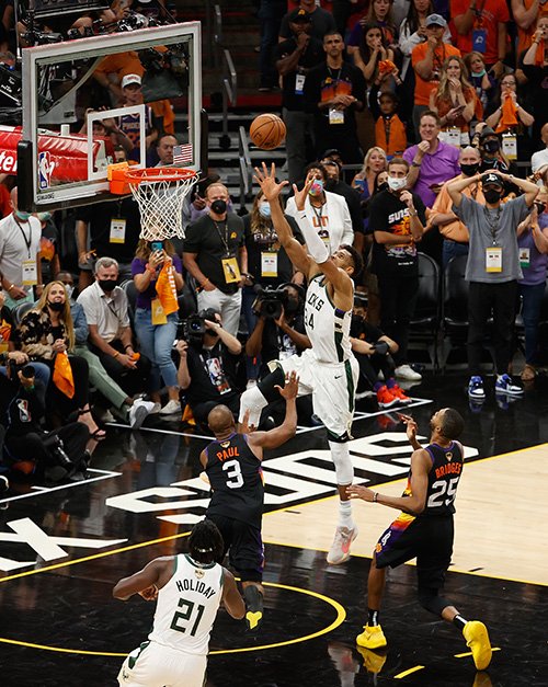 パスを呼び込み、見事なダンクシュートを決めるヤニス・アデトクンボ　©Getty Images