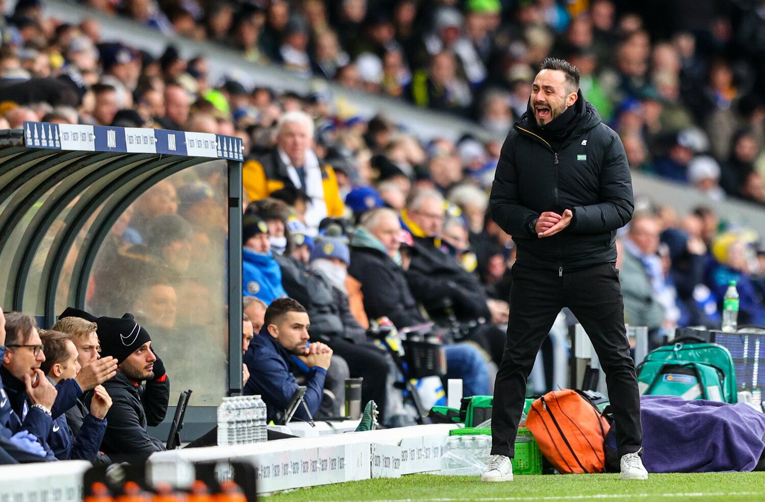 リーズ戦のベンチで怒りを露わにするデゼルビ監督 ©Getty Images