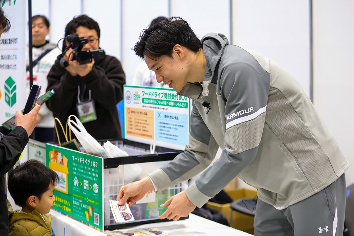 フードドライブにファンが持ち寄った食品を受け取る長崎ヴェルカ・馬場雄大選手 ©B.LEAGUE