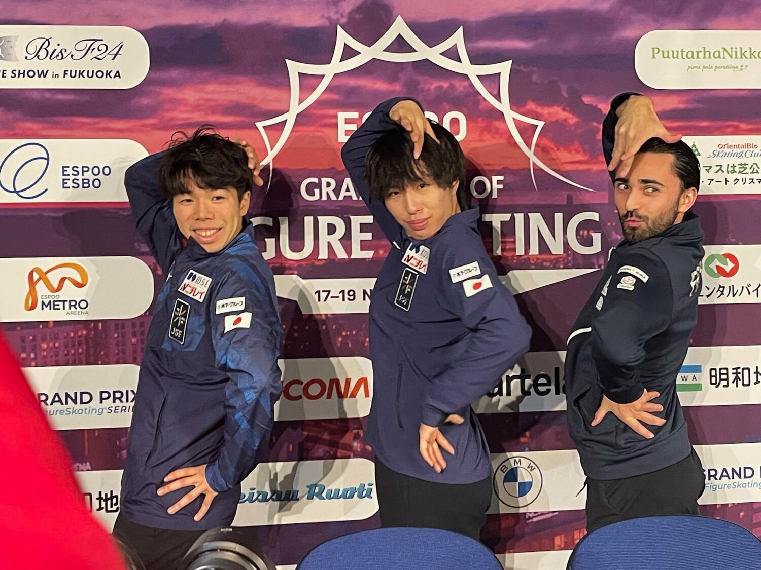 3人でポーズを決める（左から）佐藤駿、三浦佳生、ケビン・エイモズ　©Akiko Tamura