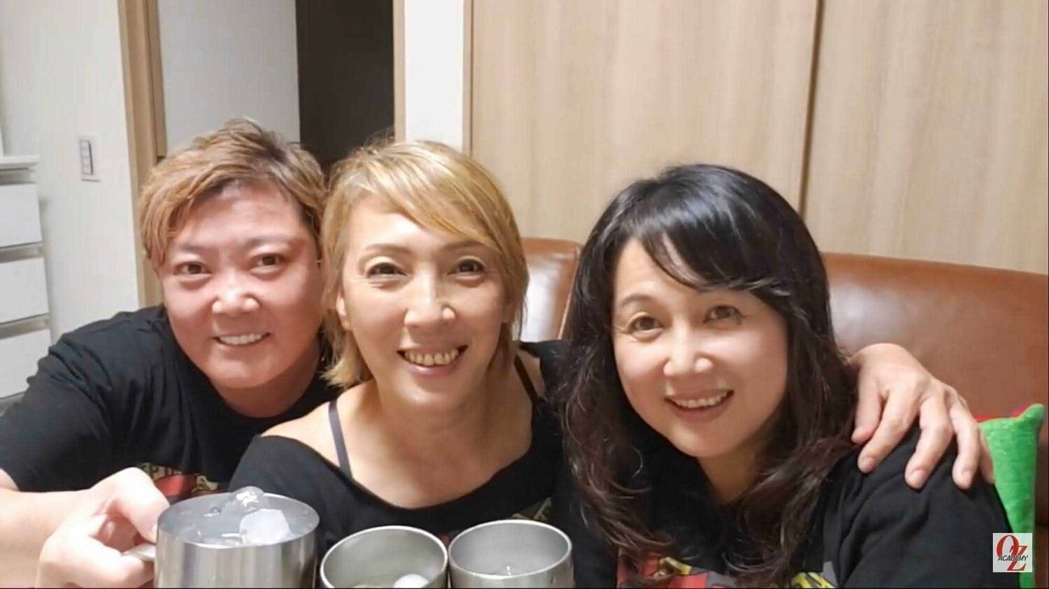 同期のメンバー。右からキューティー鈴木、尾崎魔弓、ダイナマイト関西 ©OZアカデミー