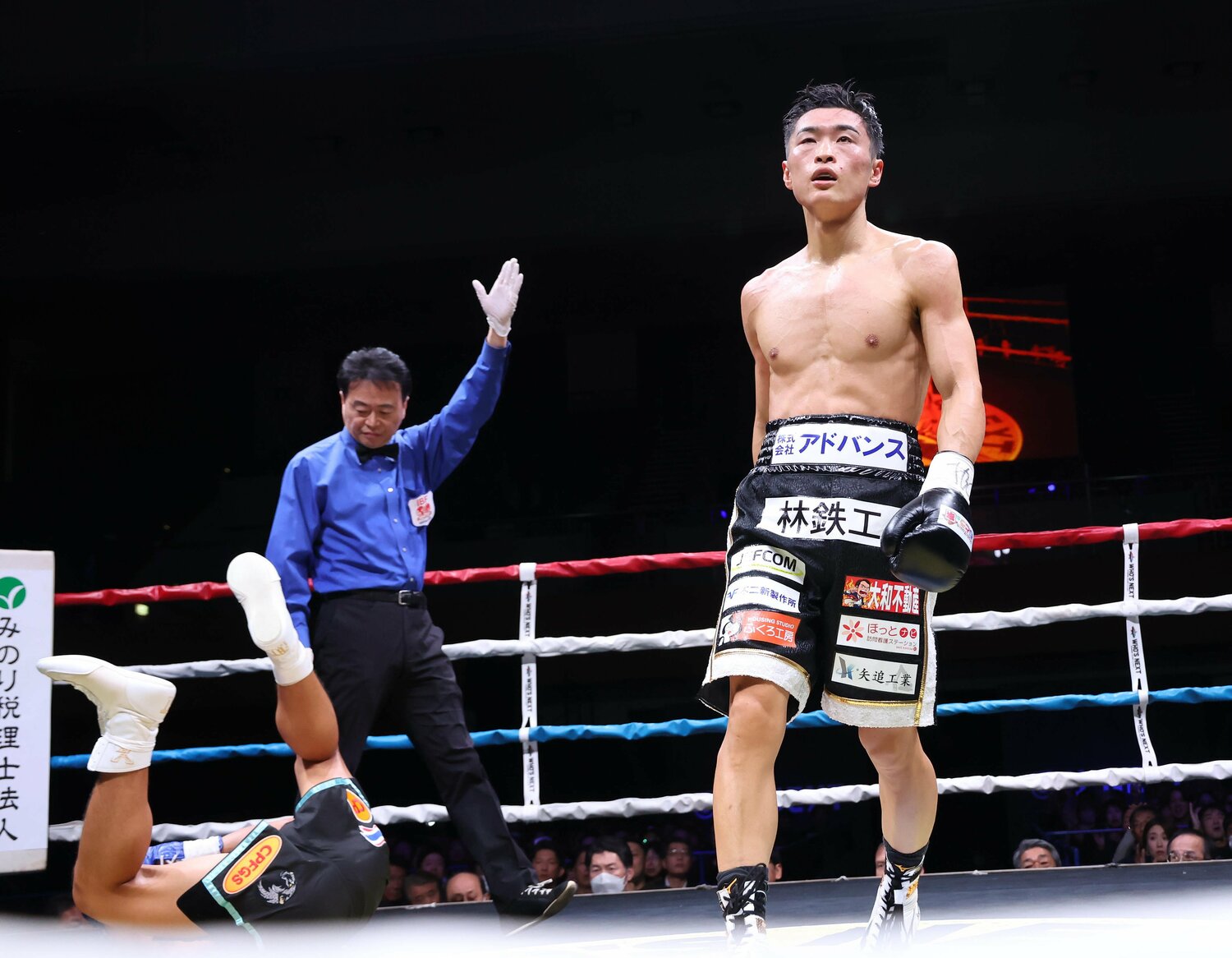 2024年12月、アヌチャイ・ドンスア（左）をKOして初防衛を決める西田凌佑　©︎JIJI PRESS