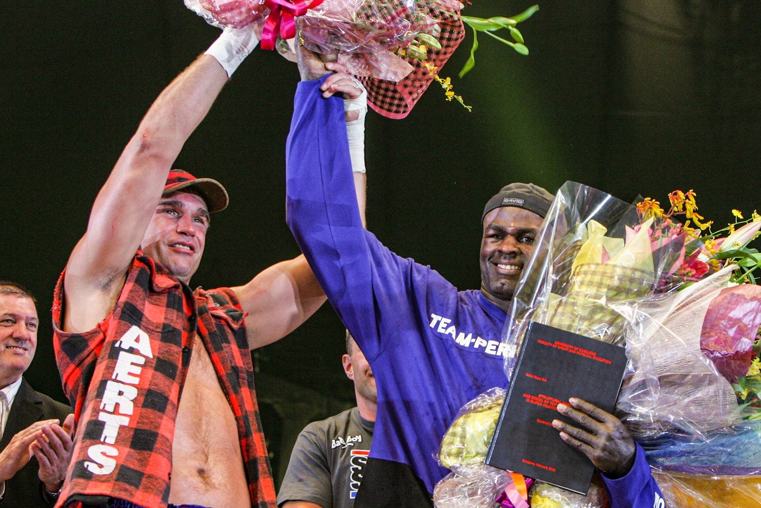 2006年の引退セレモニーにて、何度も激闘を繰り広げたピーター・アーツと