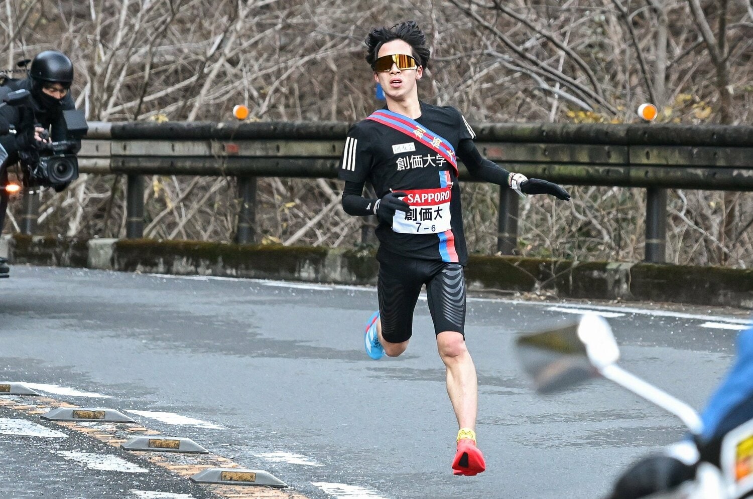 箱根の山を駆け下りる小池莉希 ©Nanae Suzuki