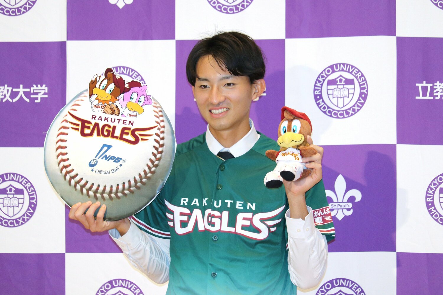 楽天1位・荘司康誠(立教大/投手)。長身から投げ下ろすMAX157キロのストレートが魅力。頭角を現したのは大学3年春と遅咲きの大器だ ©︎JIJI PRESS