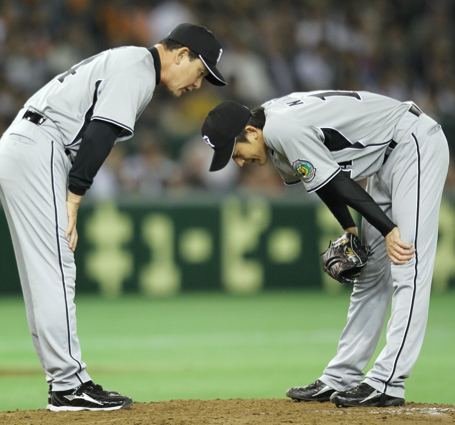 能見（左）に声をかける久保コーチ（2010年）　©︎JIJI PRESS