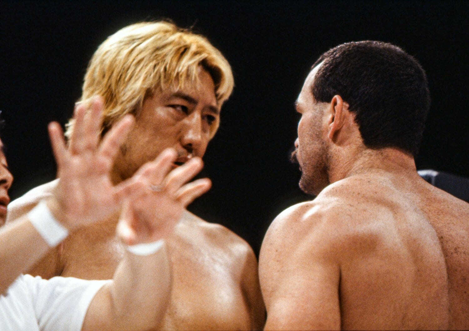 試合開始直前の激しい睨み合い