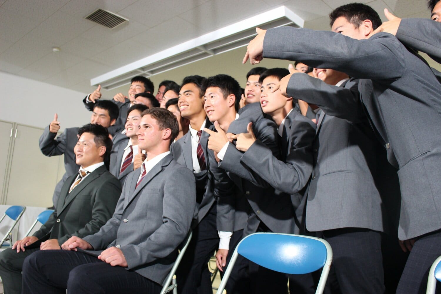 中継開始前に集合写真の撮影も