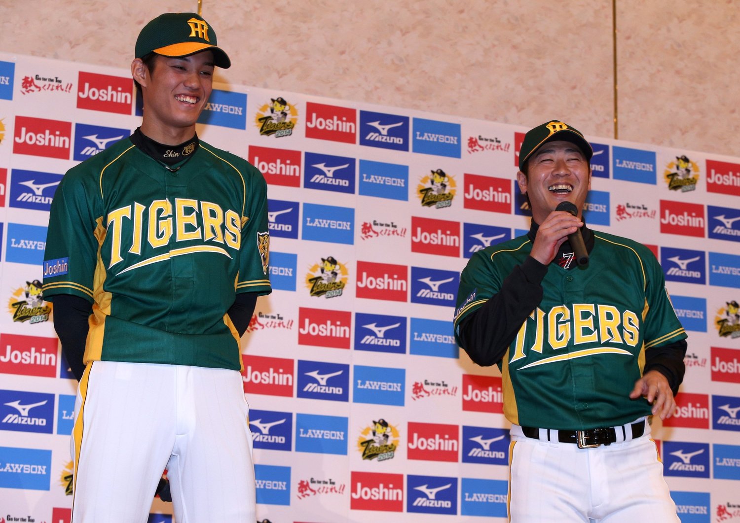 こちらは2014年、外壁の蔦の色をイメージしたグリーンの「ウル虎」ユニフォーム。藤浪晋太郎(左)と西岡剛 ©Sankei Shimbun