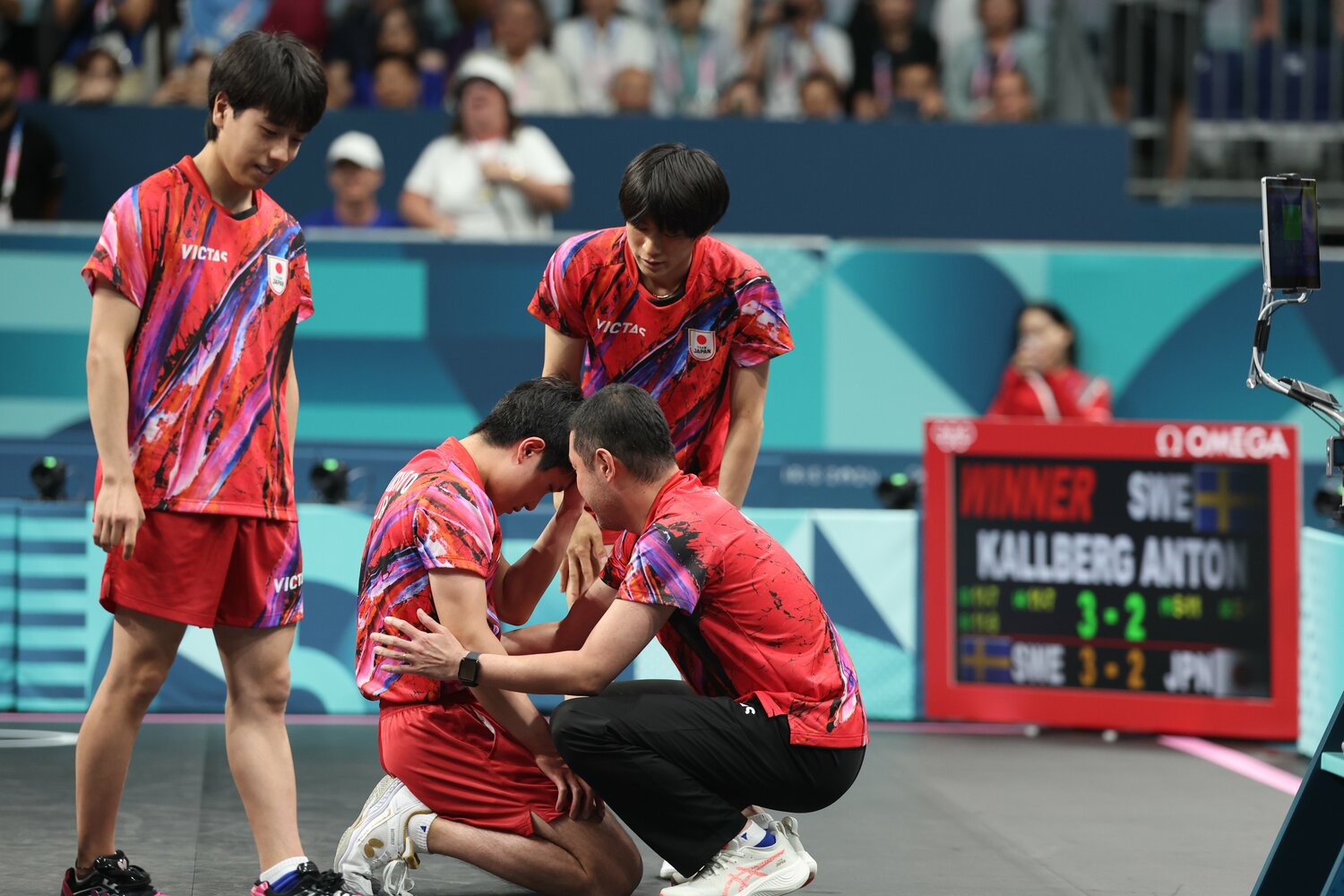 パリ五輪、男子卓球団体戦準決勝のスウェーデン戦。敗れた張本はその場に崩れ落ちた ©︎Tetsuya Higashikawa/JMPA