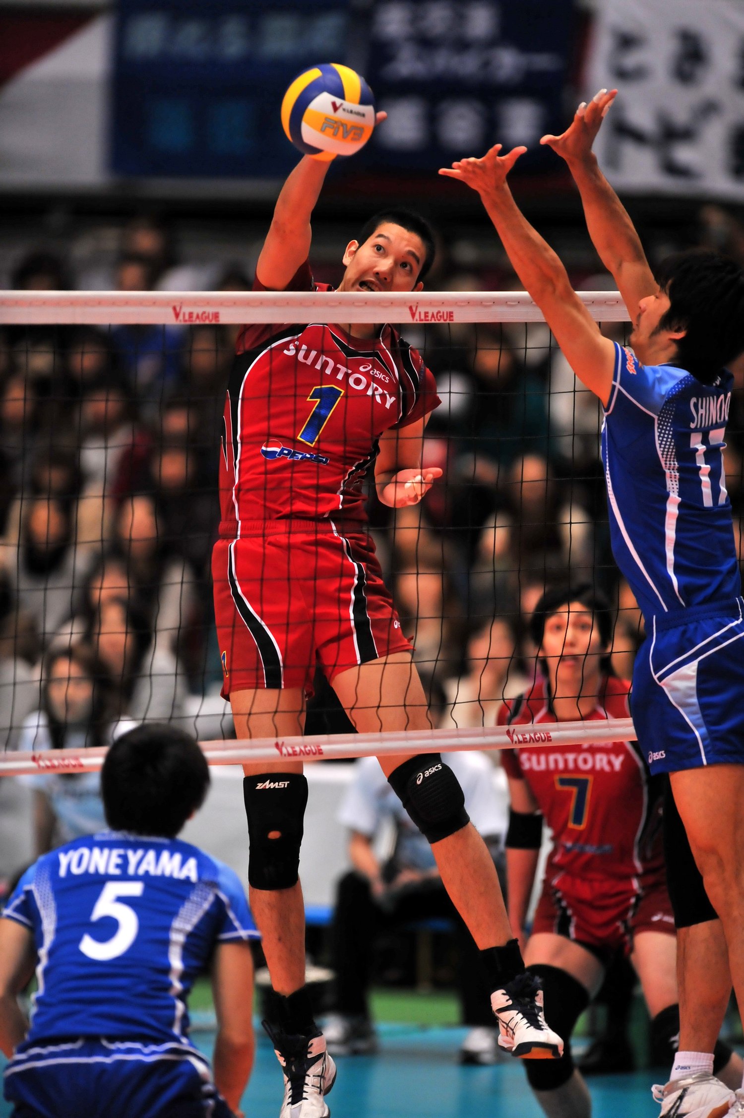 現役時代の山村監督。日本代表でもミドルブロッカーとして長く活躍した©YUTAKA/AFLO SPORT