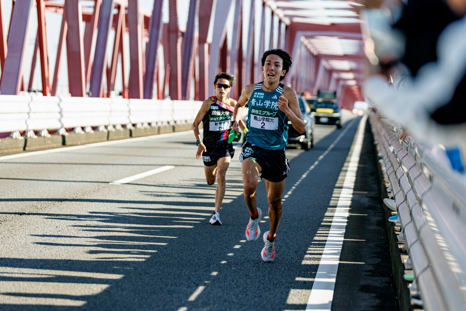 青学大・鶴川は全日本の2区で創価大・吉田響（後方）と激しいつばぜり合いを演じて区間賞　©Kiichi Matsumoto