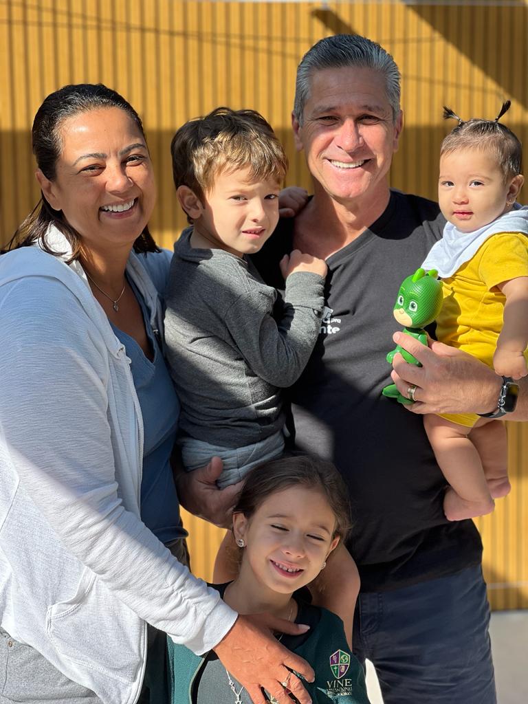 妻、3人の孫と共に（本人提供）