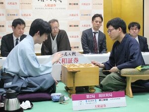藤井聡太と永瀬拓矢の名人戦「関係者はソワソワ」GWの羽田空港に“2人だけの異空間”…取材記者が見た舞台裏「飛行機を止めてくれと言われるかと(笑)」
