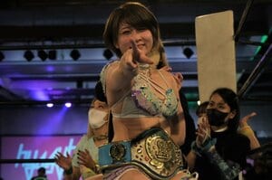 【NEW】安納サオリは「可愛いだけじゃない。強いから」“アイドルになれなかった”人気女子プロレスラーがタイトルマッチで見せたプライド