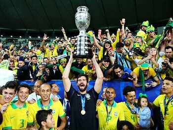 ブラジルを「解放」したコパ優勝。リオは季節外れのカーニバル状態に。＜Number Web＞ photograph by Getty Images