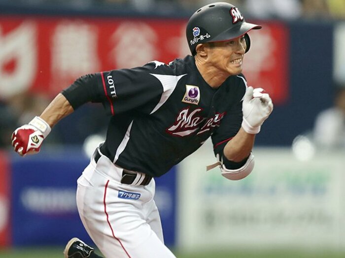 前半戦をリーグ首位打者で折り返し!ロッテ荻野貴司、復活の裏にある物語。<Number Web> photograph by Kyodo News