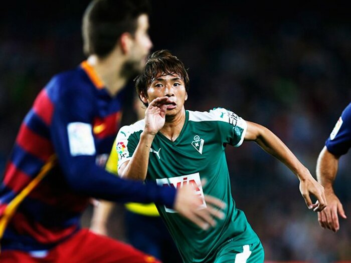 憧れの地カンプノウに立った乾貴士。痛感した、無力感と目指すべき場所。＜Number Web＞ photograph by Daisuke Nakashima