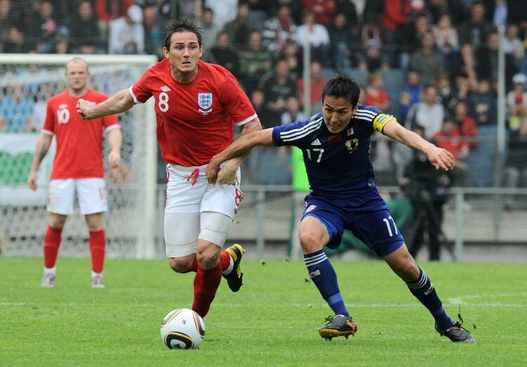 長谷部誠26歳「圭佑と同じ便なの、内緒にしてくれないかな」“移籍騒動