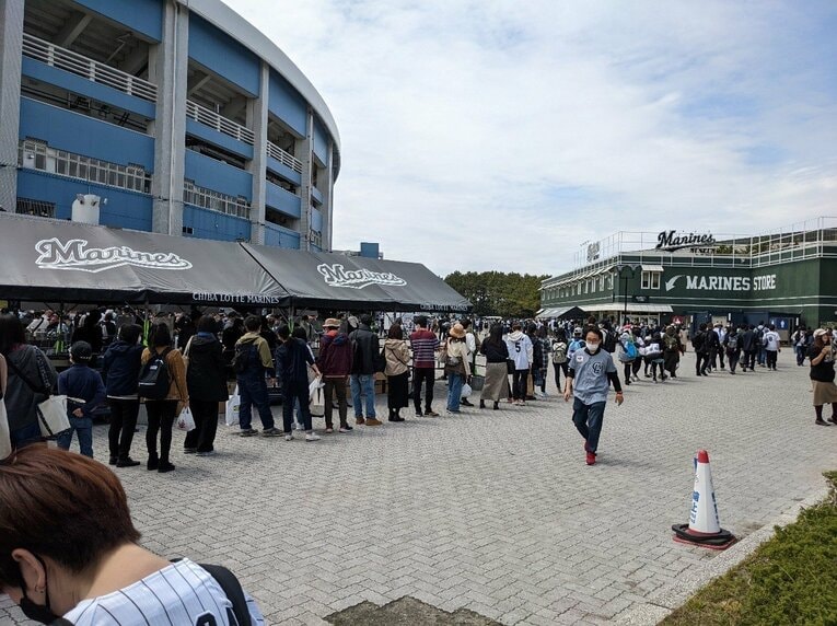 右手奥がマリーンズストア。ここまで列が伸びるのは初体験だ