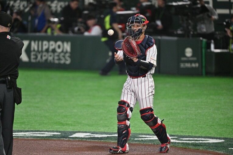 本大会では投手ファーストの思いから、あえて地味な青系のヘルメットを着用した　©Hideki Sugiyama