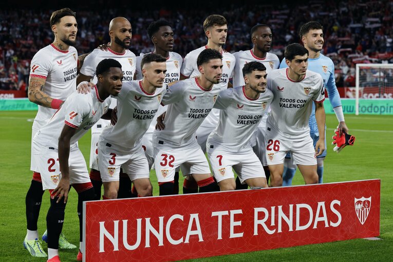 セビージャは、バレンシアへのメッセージ入りシャツを着て、被災地への連帯を示した　©Daisuke Nakashima