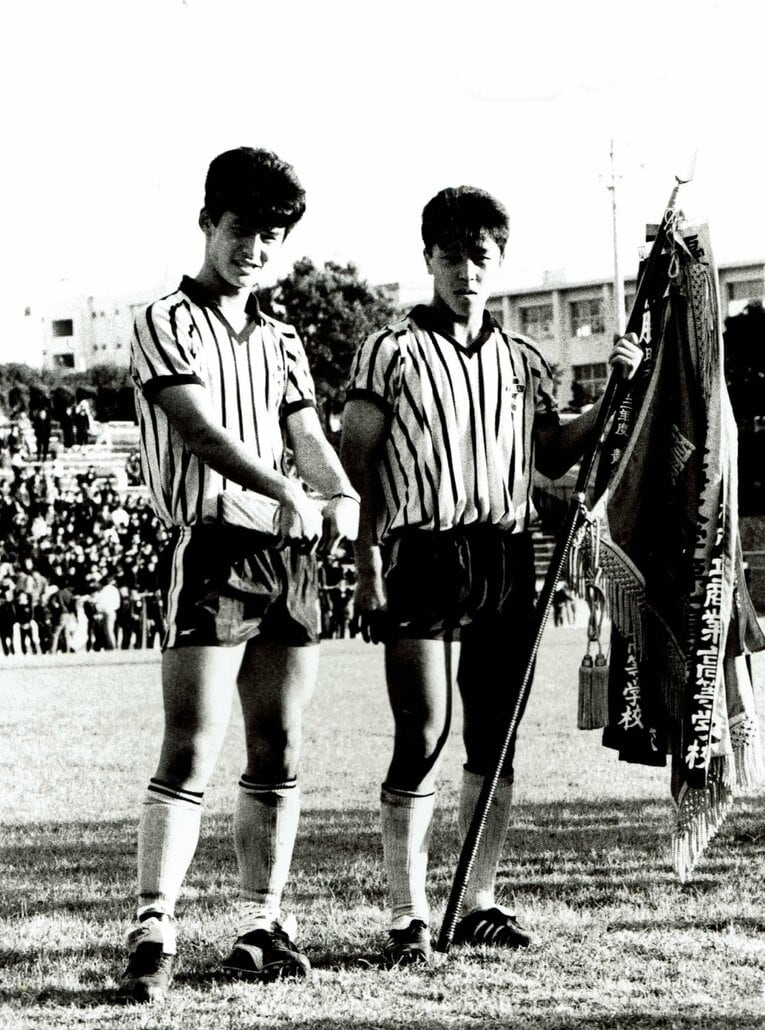 1987年度、静岡県予選優勝。東海大一高が2年連続で選手権出場を決めたときの1枚。平澤政輝（左、当時高3）と澤登正朗　©Hidetake Murata