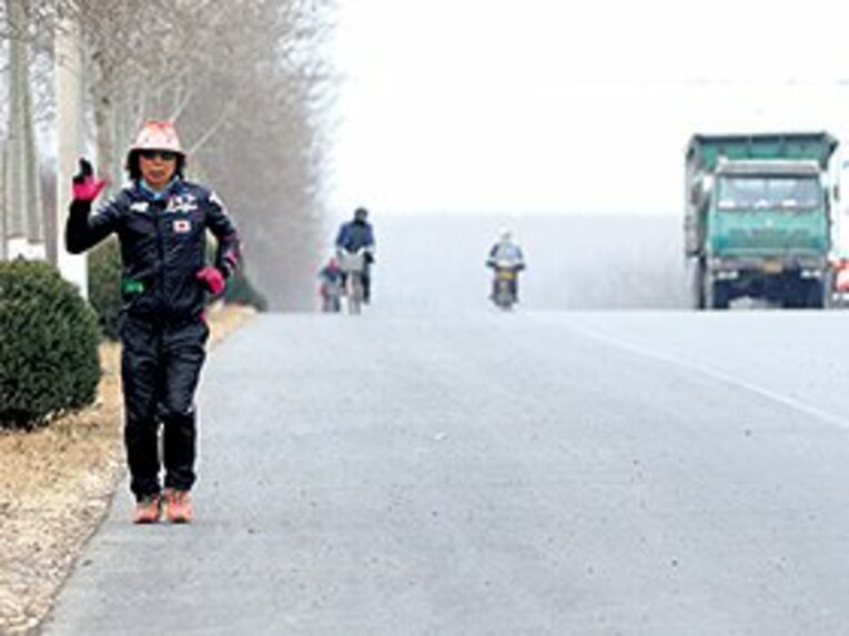はざまかんぺい
1949年7月20日、高知県生まれ。お笑い芸人。フルだけでなく246kmを走るギリシャの「スパルタスロン」も3度完走。'08年から地球を一周する「アースマラソン」に挑戦し、'11年に無事帰国した。