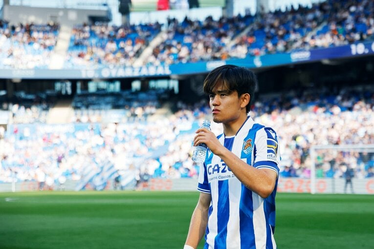 「TAKEあなたは最高です、と日本語で…」久保建英21歳はソシエダで愛される「日本人最多リーガ6点目＋“MVPタケクボ”コール」を撮った(15)