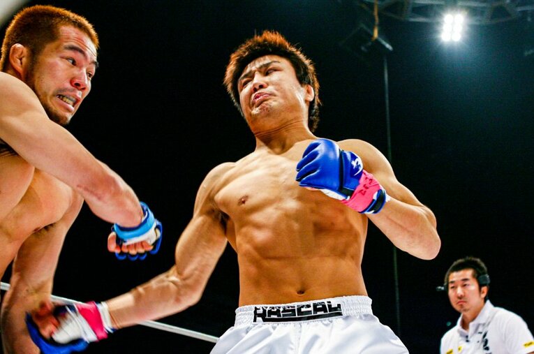 2005年の大晦日に行われたPRIDEライト級GP決勝戦。修斗時代に憧れた「野生のカリスマ」桜井“マッハ”速人との日本人対決で豪快な「スカ勝ち」を決め、五味隆典はライト級の頂点に立った ／ photograph by Susumu Nagao