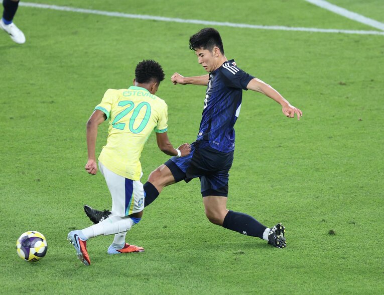 エステバンからボールを奪取する鈴木淳　©AFLO