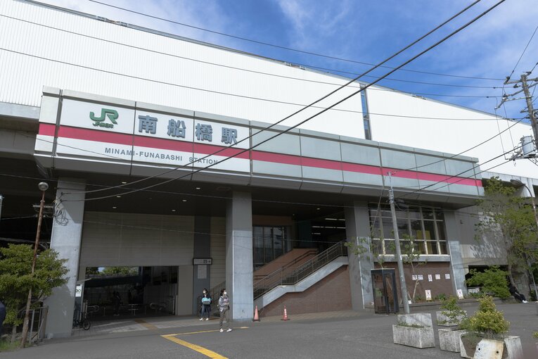 南船橋駅。立派な高架駅だ
