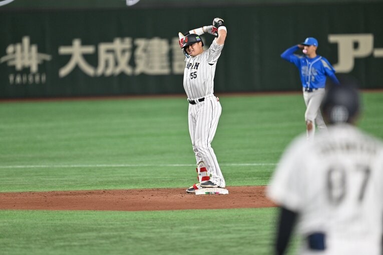 塁上でファンを煽る村上宗隆　©Naoya Sanuki