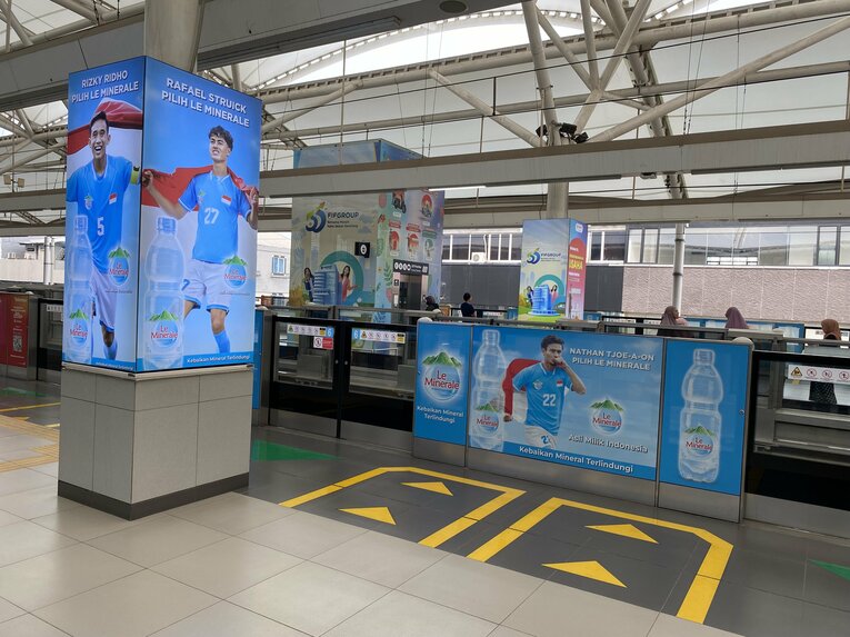 代表選手が出演するミネラルウォーターの広告でラッピングされたMRTのホーム　©Kei Totsuka