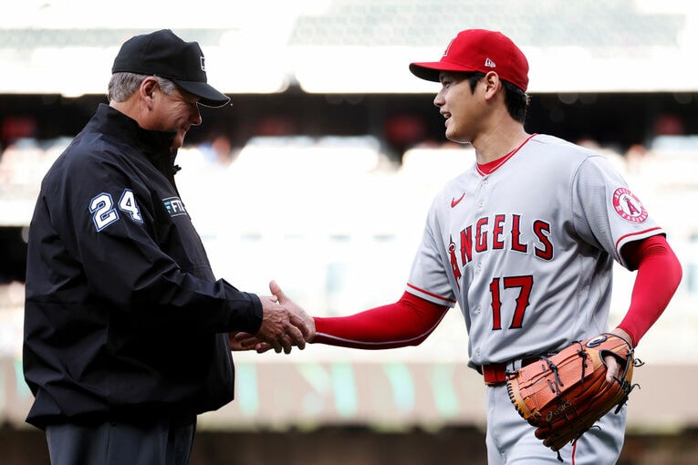2022年、イニング間のチェックを終えた大谷は審判と握手！　©Getty Images
