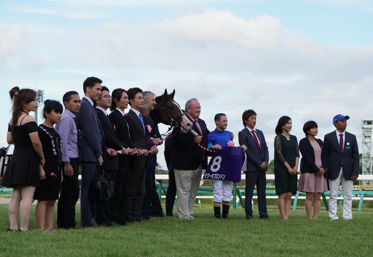 鞍を再装着しない記念撮影は、現在では多くの厩舎が取り入れている　©Satoshi Hiramatsu