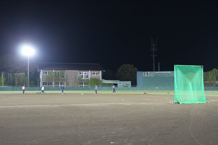 しっかりとしたナイター設備の中で練習する部員たち　©NumberWeb